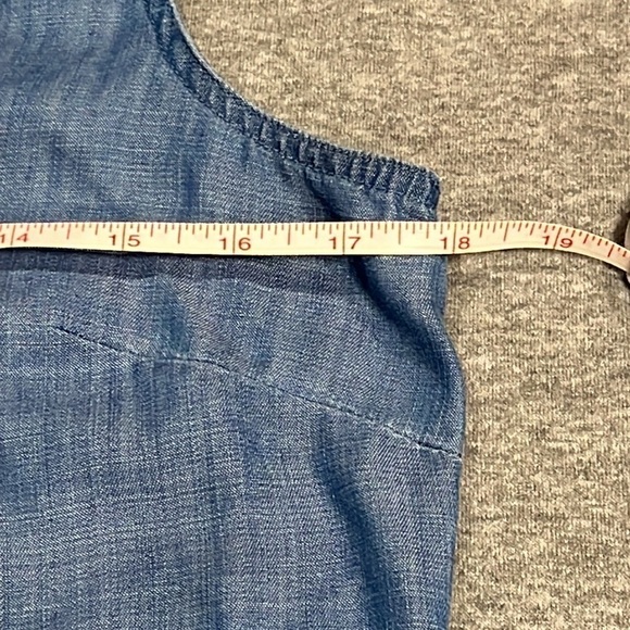 TOMMY Bahama chambray sleeveless top. - Picture 7 of 8